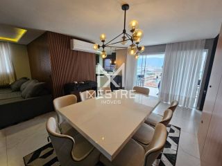 LINDO APARTAMENTO NO CORAÇÃO DA MEIA PRAIA