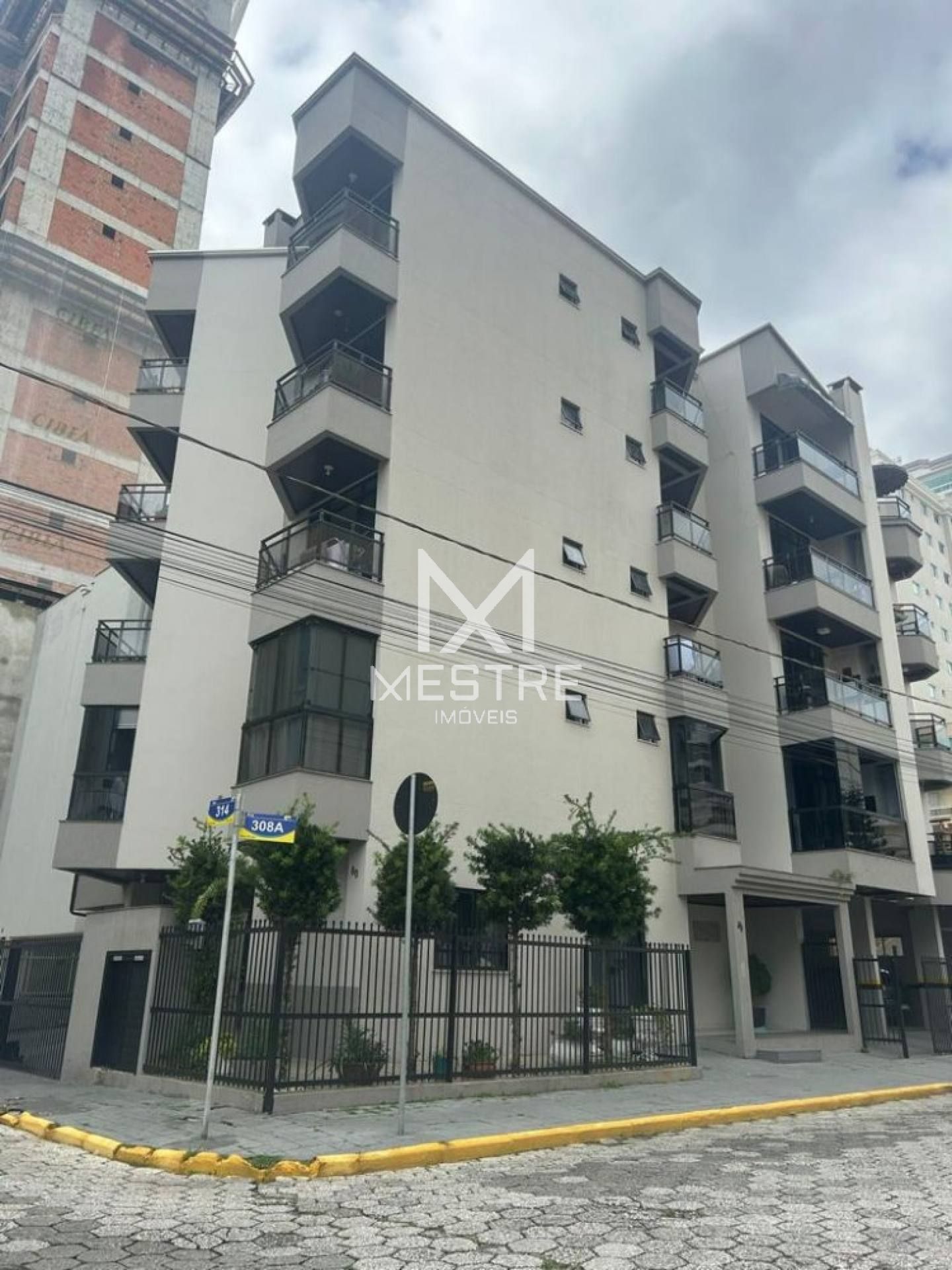 APARTAMENTO MOBILIADO À VENDA EM MEIA PRAIA