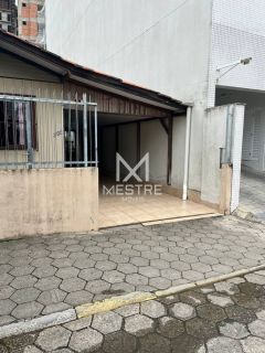 CASA À VENDA EM MEIA PRAIA