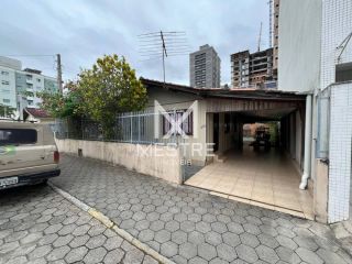 CASA À VENDA EM MEIA PRAIA