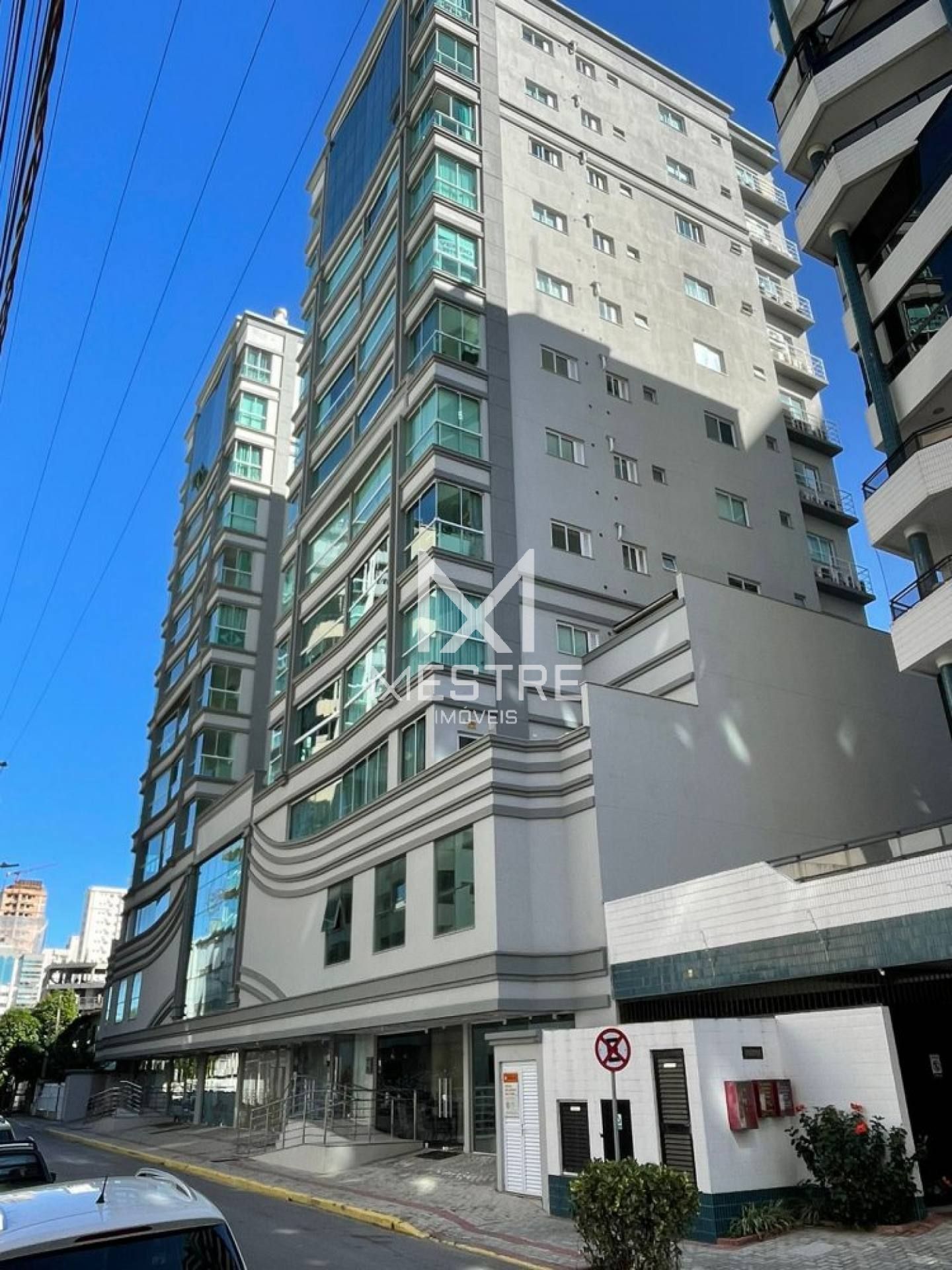 APARTAMENTO MOBILIADO EM MEIA PRAIA