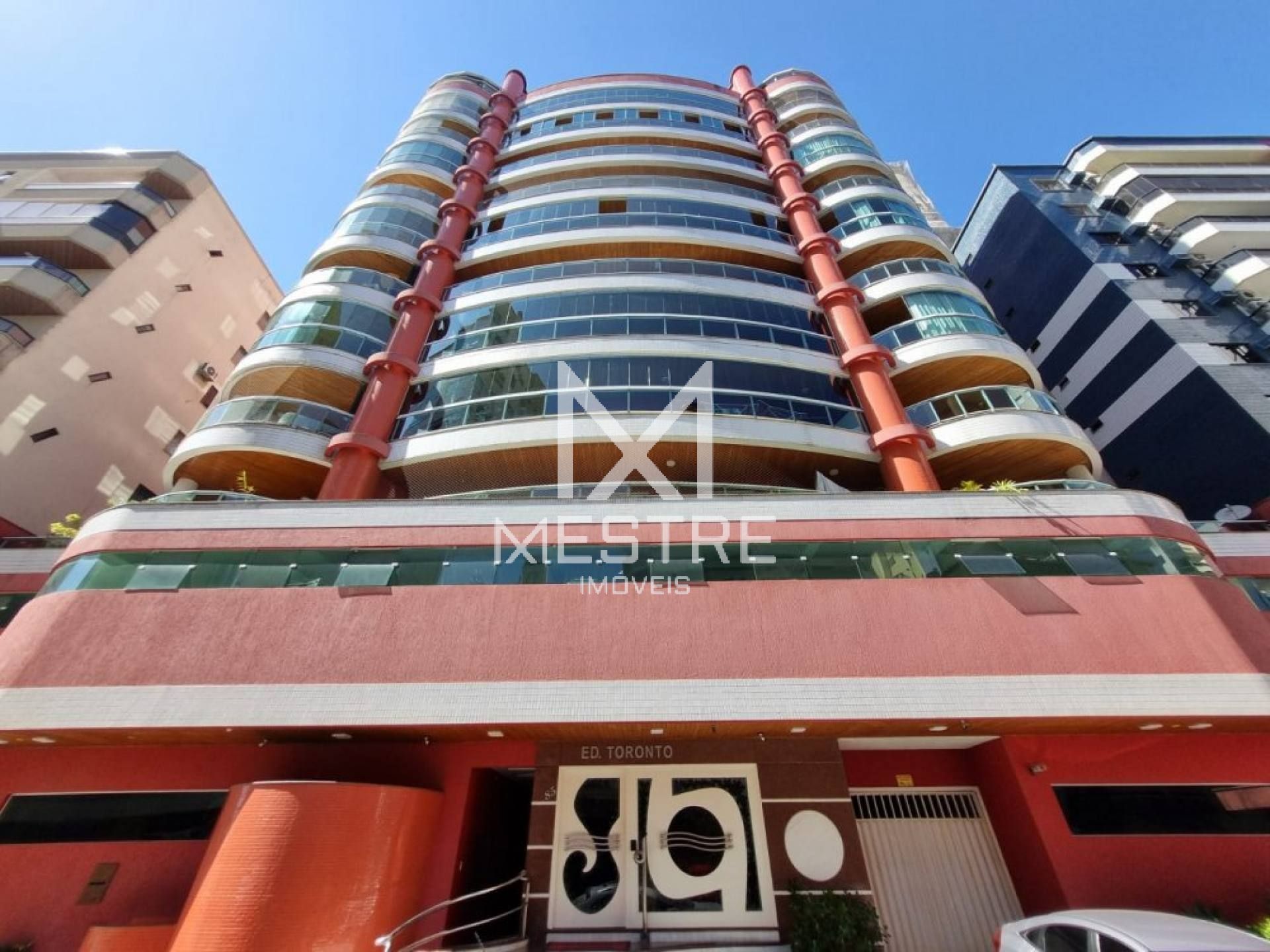 APARTAMENTO AMPLO DIFERENCIADO EM MEIA PRAIA