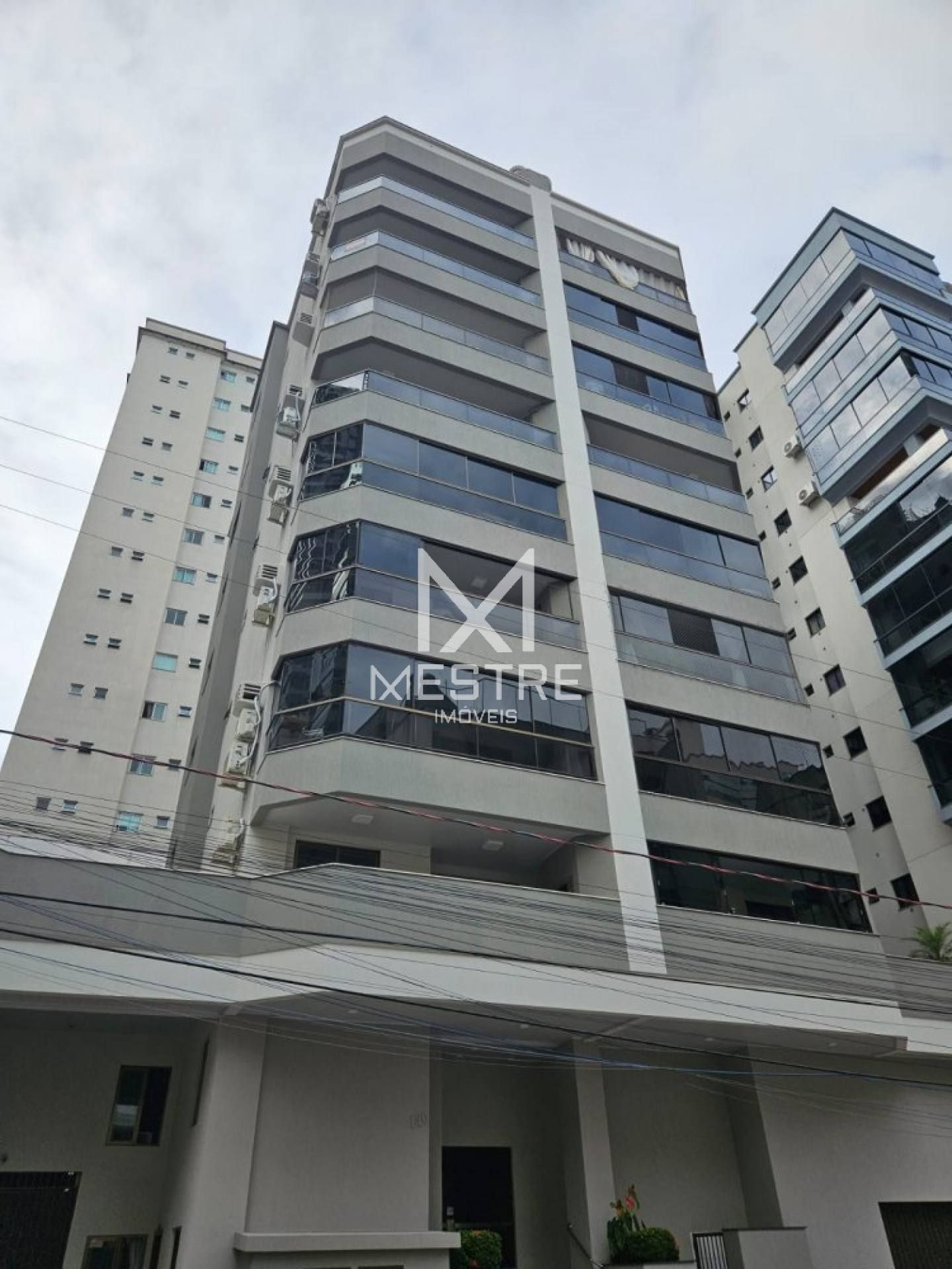 APARTAMENTO COM ÓTIMA LOCALIZAÇÃO EM ITAPEMA - SC