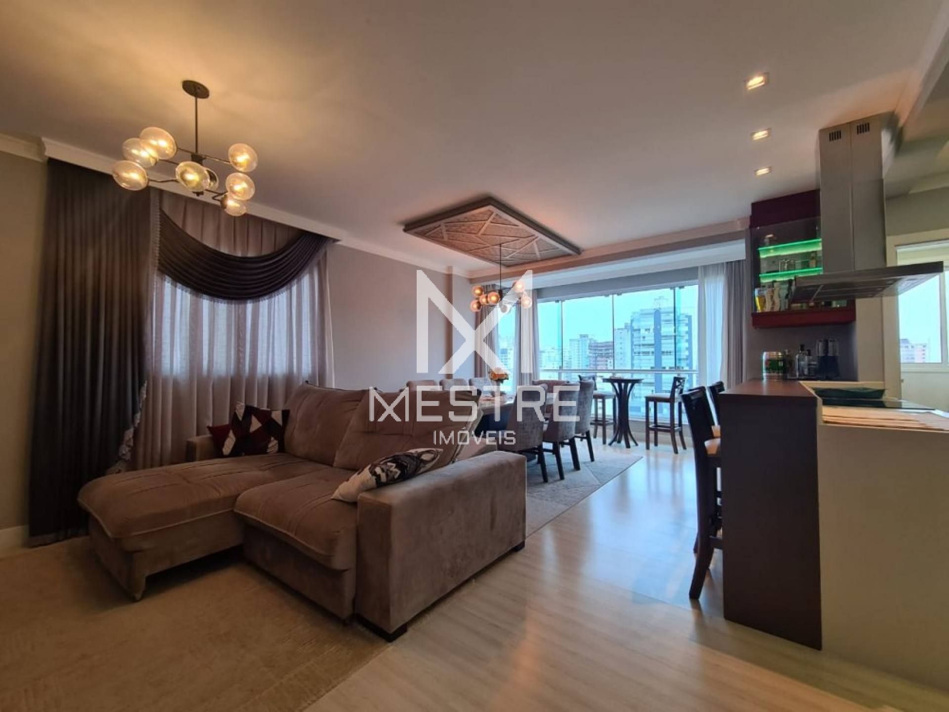 APARTAMENTO FINAMENTE MOBILIADO EM MEIA PRAIA