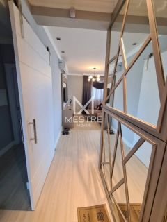 APARTAMENTO FINAMENTE MOBILIADO EM MEIA PRAIA