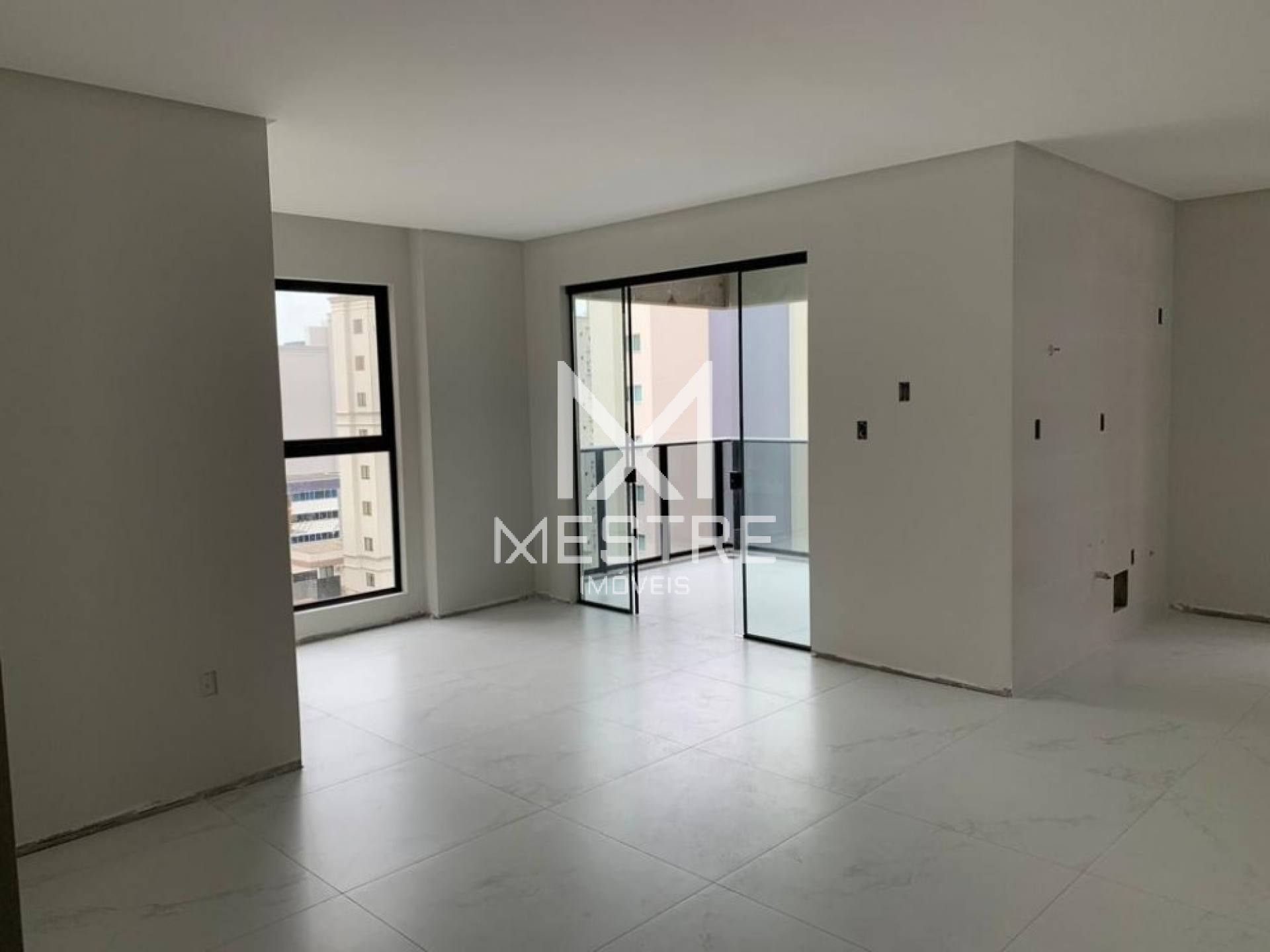 APARTAMENTO 03 SUÍTES MEIA PRAIA QUADRA MAR