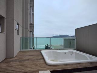 APARTAMENTO 03 SUÍTES SENDO 01 MASTER ESPAÇO DIFERENCIADO COM JACUZZI FRENTE MAR!!!