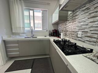 APARTAMENTO MOBILIADO NO CORAÇÃO DE MEIA PRAIA