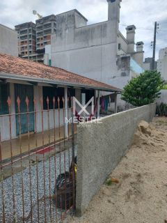 CASA EM MEIA PRAIA 04 DORMITÓRIOS