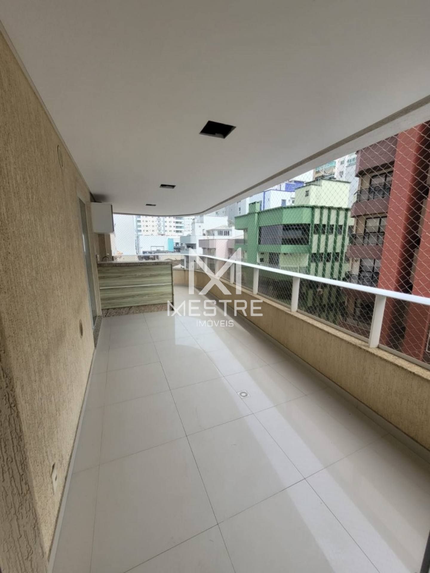 APARTAMENTO COM ÓTIMA LOCALIZAÇÃO EM MEIA PRAIA