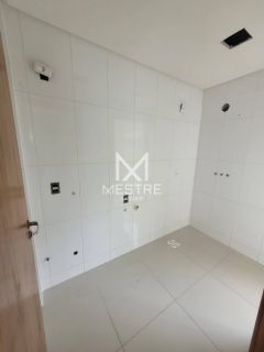 APARTAMENTO COM ÓTIMA LOCALIZAÇÃO EM MEIA PRAIA