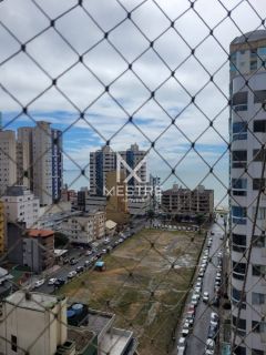 APARTAMENTO COM ÓTIMA LOCALIZAÇÃO EM MEIA PRAIA