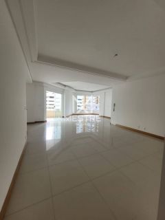 APARTAMENTO COM ÓTIMA LOCALIZAÇÃO EM MEIA PRAIA