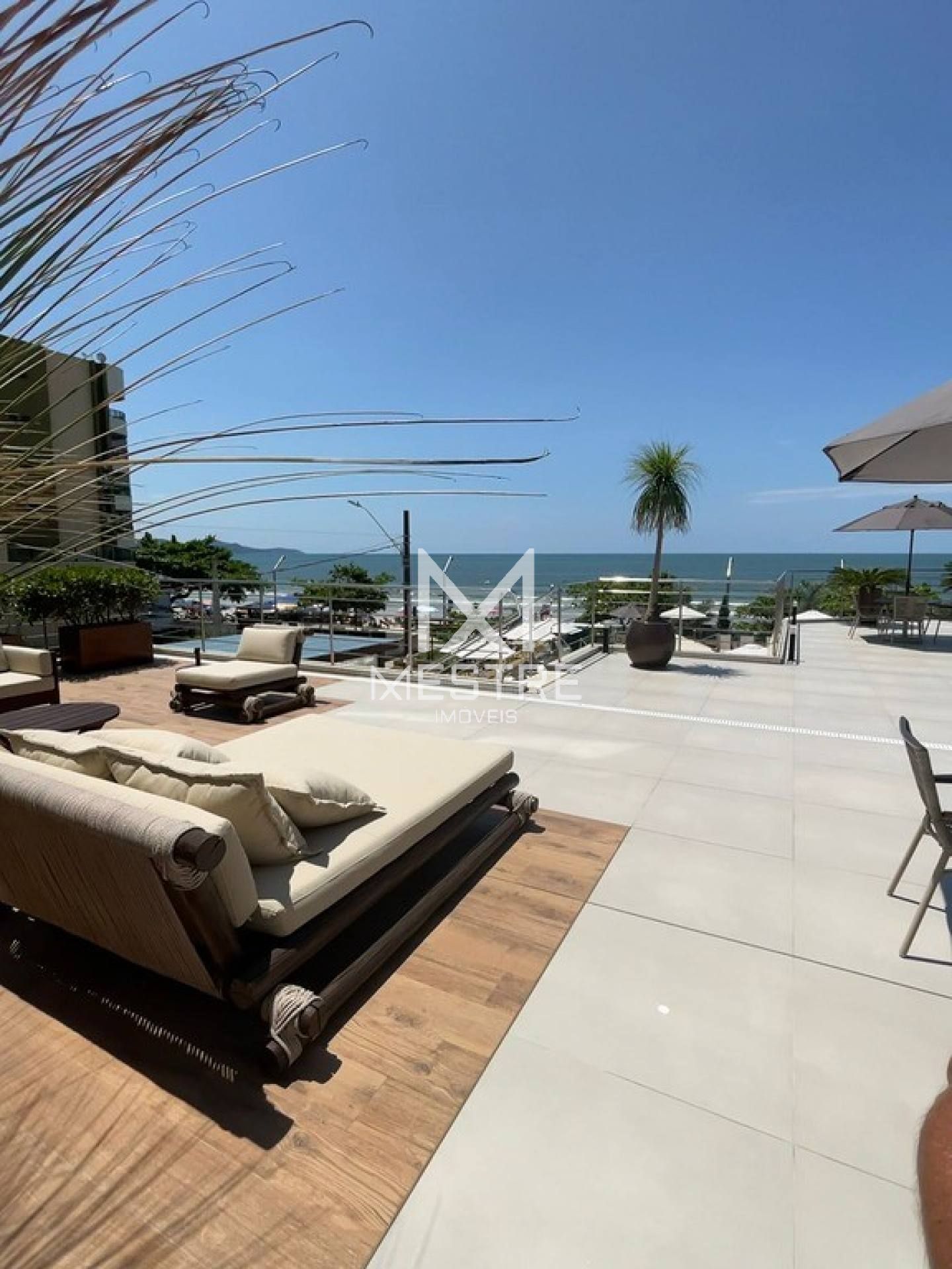 FRENTE MAR COM 04 SUÍTES EM MEIA PRAIA