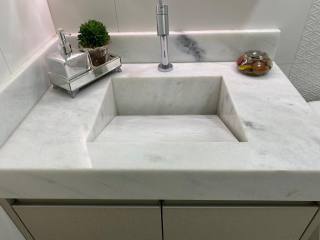 APARTMENTO MOBILIADO EM MEIA PRAIA