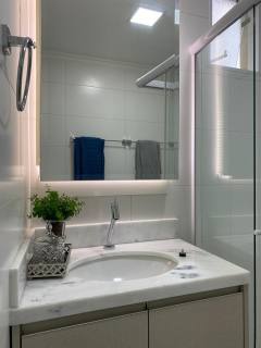 APARTMENTO MOBILIADO EM MEIA PRAIA