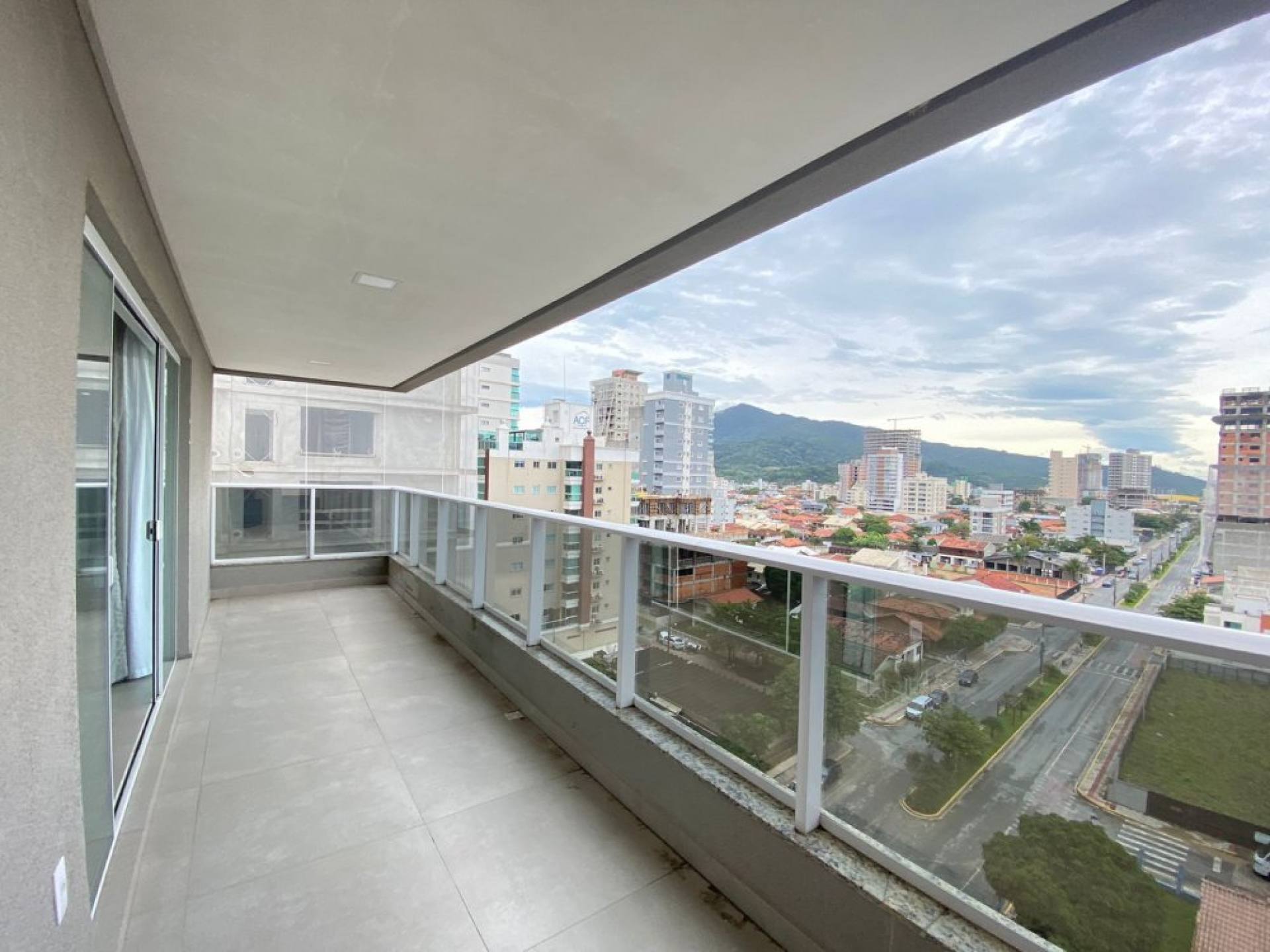 APARTAMENTO NOVO Á 80 METROS DO MAR