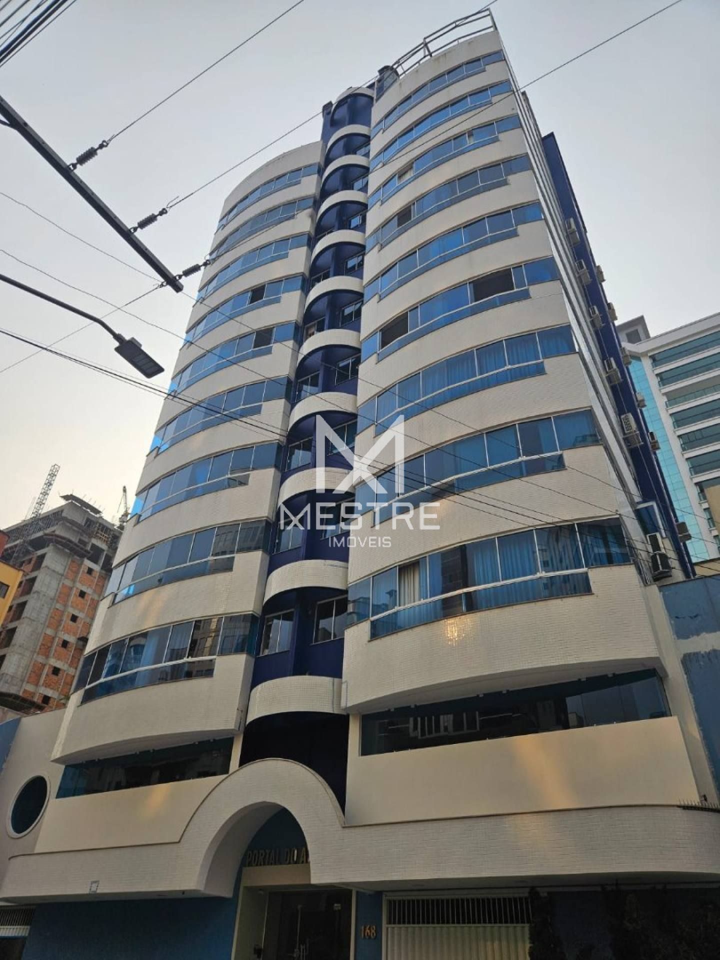 Apartamento Para Venda com 04 quartos 01 suíte no bairro Meia Praia em Itapema