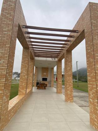 CASA LINDÍSSIMA DE ALTO PADRÃO EM CONDOMÍNIO FECHADO NO NORTE DA ILHA