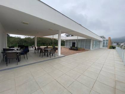 CASA LINDÍSSIMA DE ALTO PADRÃO EM CONDOMÍNIO FECHADO NO NORTE DA ILHA
