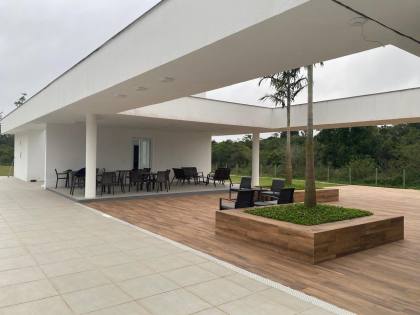 CASA LINDÍSSIMA DE ALTO PADRÃO EM CONDOMÍNIO FECHADO NO NORTE DA ILHA