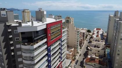 APARTAMENTO COM 03 SUÍTES NA QUADRA DO MAR NA MEIA PRAIA