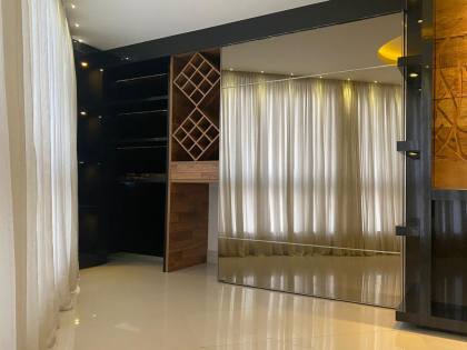 APARTAMENTO COM 03 SUÍTES NA QUADRA DO MAR NA MEIA PRAIA