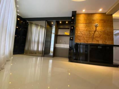 APARTAMENTO COM 03 SUÍTES NA QUADRA DO MAR NA MEIA PRAIA