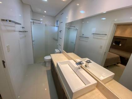 APARTAMENTO COM 03 SUÍTES NA QUADRA DO MAR NA MEIA PRAIA