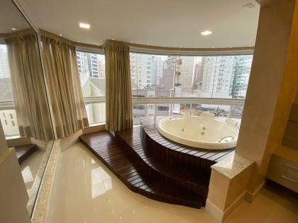 APARTAMENTO COM 03 SUÍTES NA QUADRA DO MAR NA MEIA PRAIA