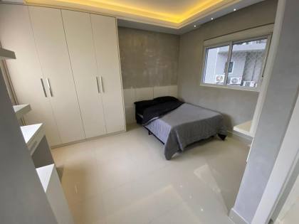 APARTAMENTO COM 03 SUÍTES NA QUADRA DO MAR NA MEIA PRAIA