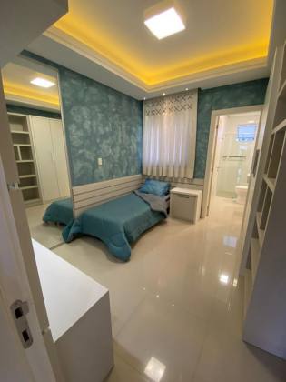 APARTAMENTO COM 03 SUÍTES NA QUADRA DO MAR NA MEIA PRAIA