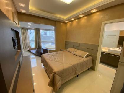 APARTAMENTO COM 03 SUÍTES NA QUADRA DO MAR NA MEIA PRAIA
