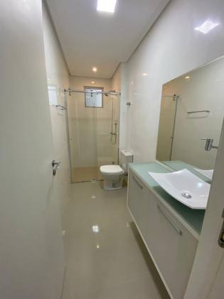 APARTAMENTO COM 03 SUÍTES NA QUADRA DO MAR NA MEIA PRAIA