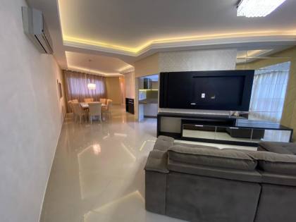 APARTAMENTO COM 03 SUÍTES NA QUADRA DO MAR NA MEIA PRAIA