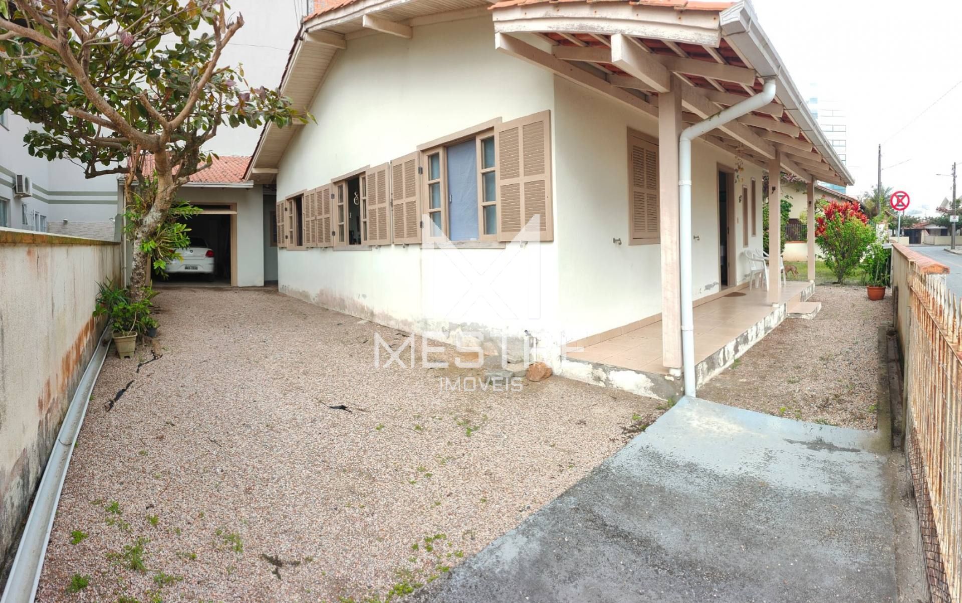 CASA PARA LOCAÇÃO DE TEMPORADA, À 150M DA ORLA DE PEREQUÊ EM PORTO BELO SC.! REF.: 147699