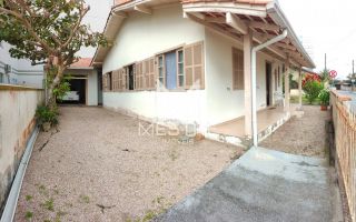 CASA PARA LOCAÇÃO DE TEMPORADA, À 150M DA ORLA DE PEREQUÊ EM PORTO BELO SC.! REF.: 147699
