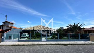Casa ampla com Piscina, 03 Dormitórios, 03 vagas de garagem!