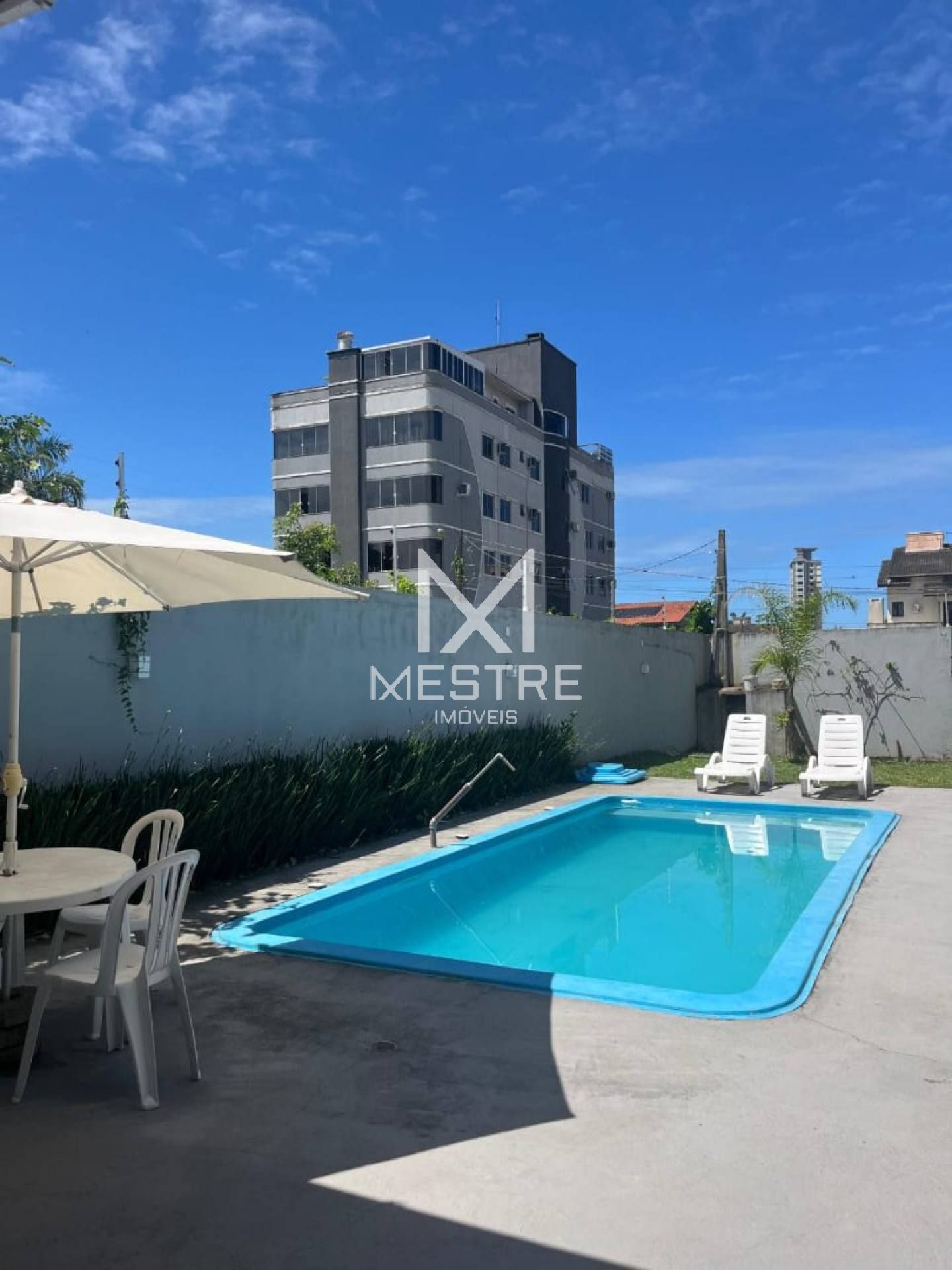 CASA COM PISCINA EM BALNEÁRIO DE PEREQUÊ SC