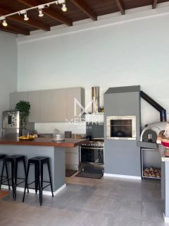 CASA COM PISCINA EM BALNEÁRIO DE PEREQUÊ SC