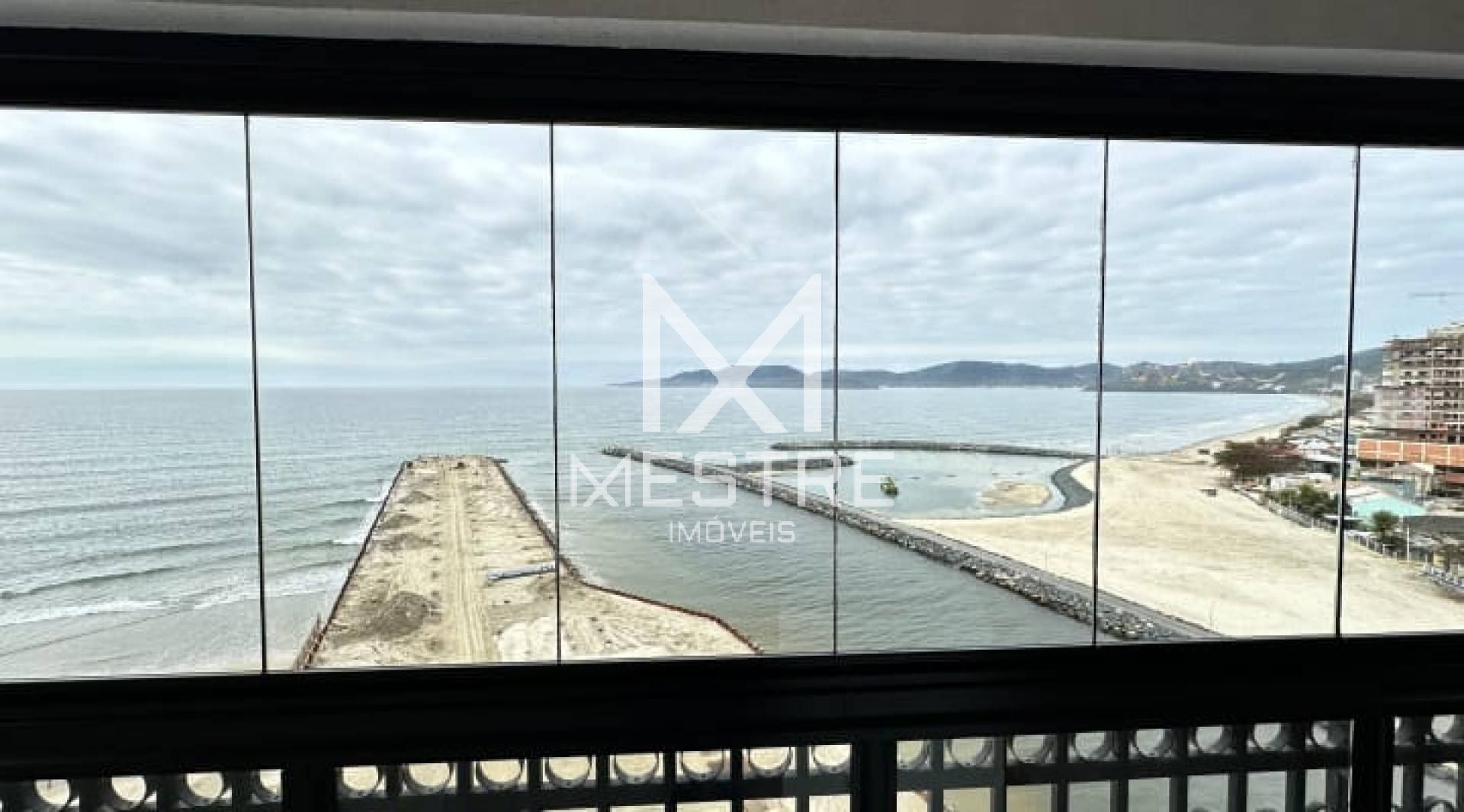 03 SUÍTES FINAMENTE MOBILIDO EM FRENTE AO HARD ROCK CAFÉ NA MEIA PRAIA!