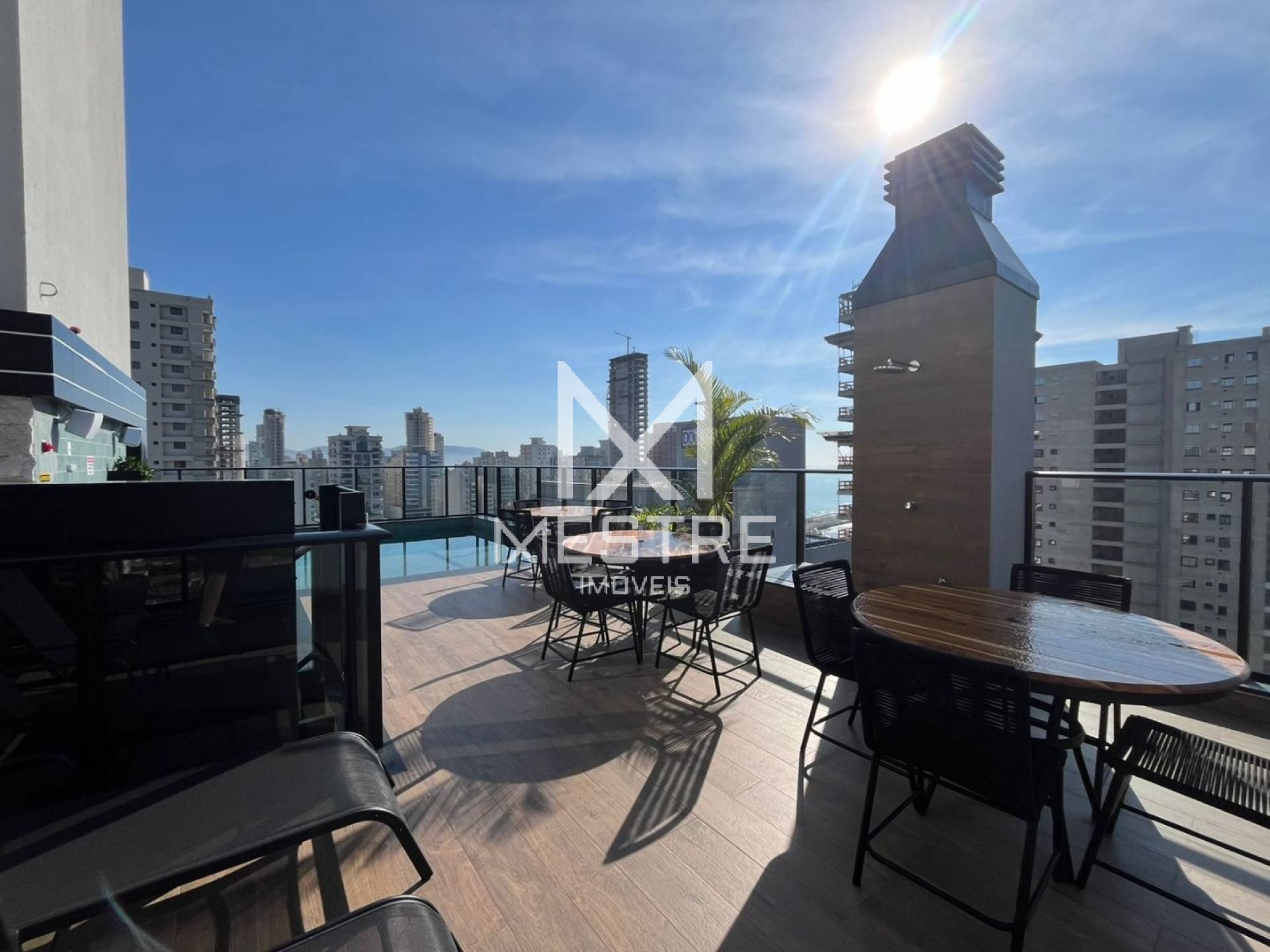 APARTAMENTO 03 SUÍTES, 02 VAGAS PRÓXIMO DO MAR!