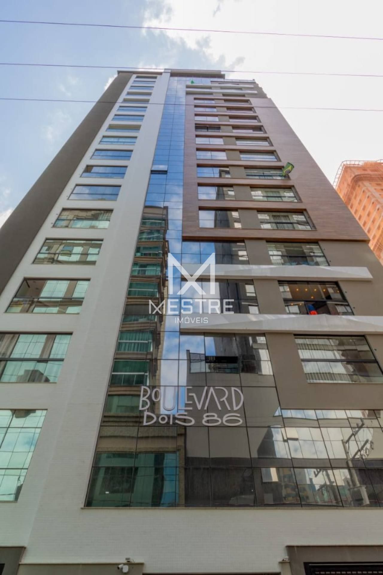 APARTAMENTO FINAMENTE MOBILIADO COM 03 SUÍTES NA MEIA PRAIA