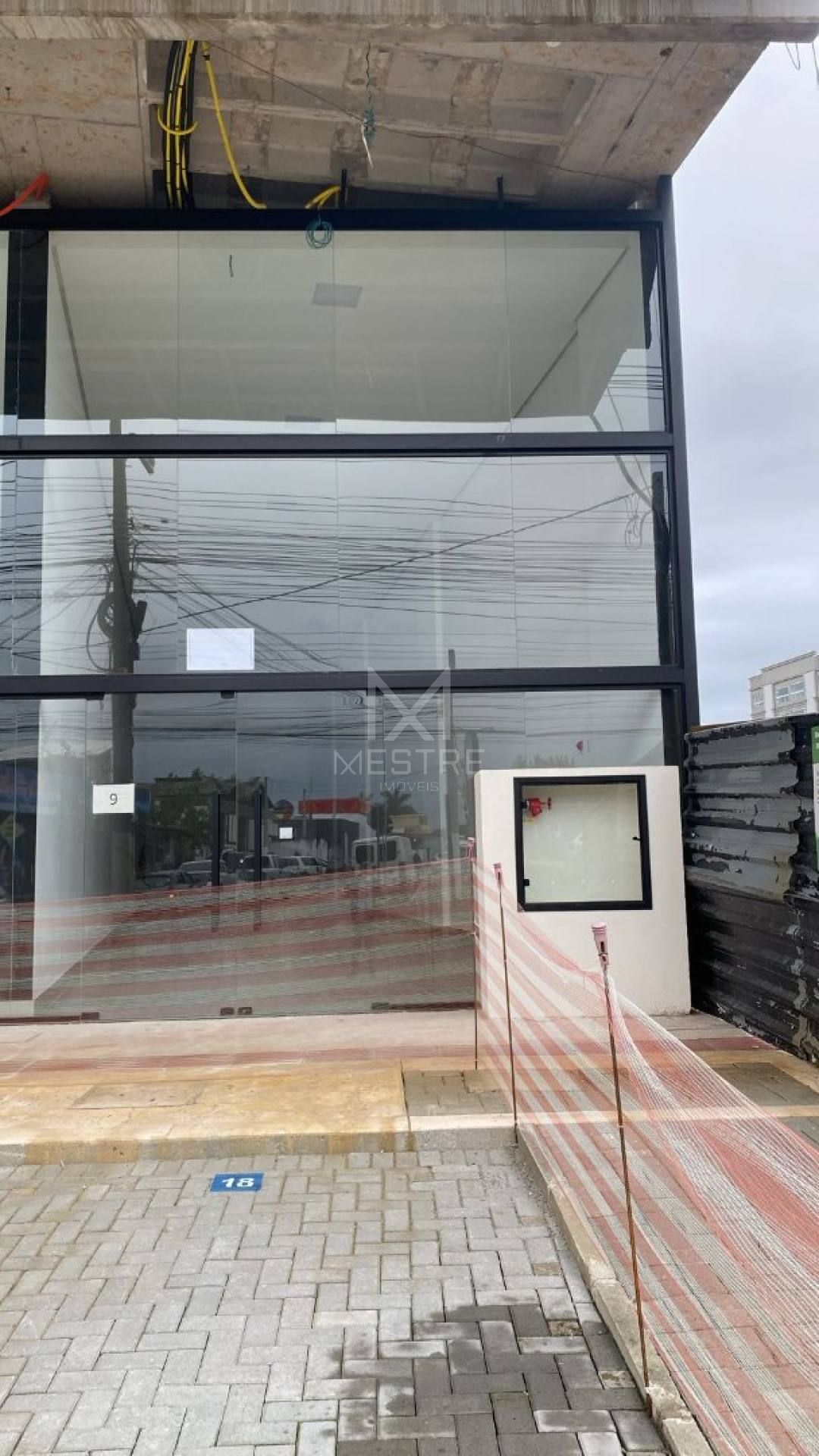 SALA COMERCIAL DE 133M² FRENTE A AVENIDA PRINCIPAL NO PEREQUÊ - REF162953