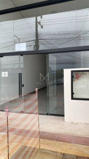 SALA COMERCIAL DE 133M² FRENTE A AVENIDA PRINCIPAL NO PEREQUÊ - REF162953