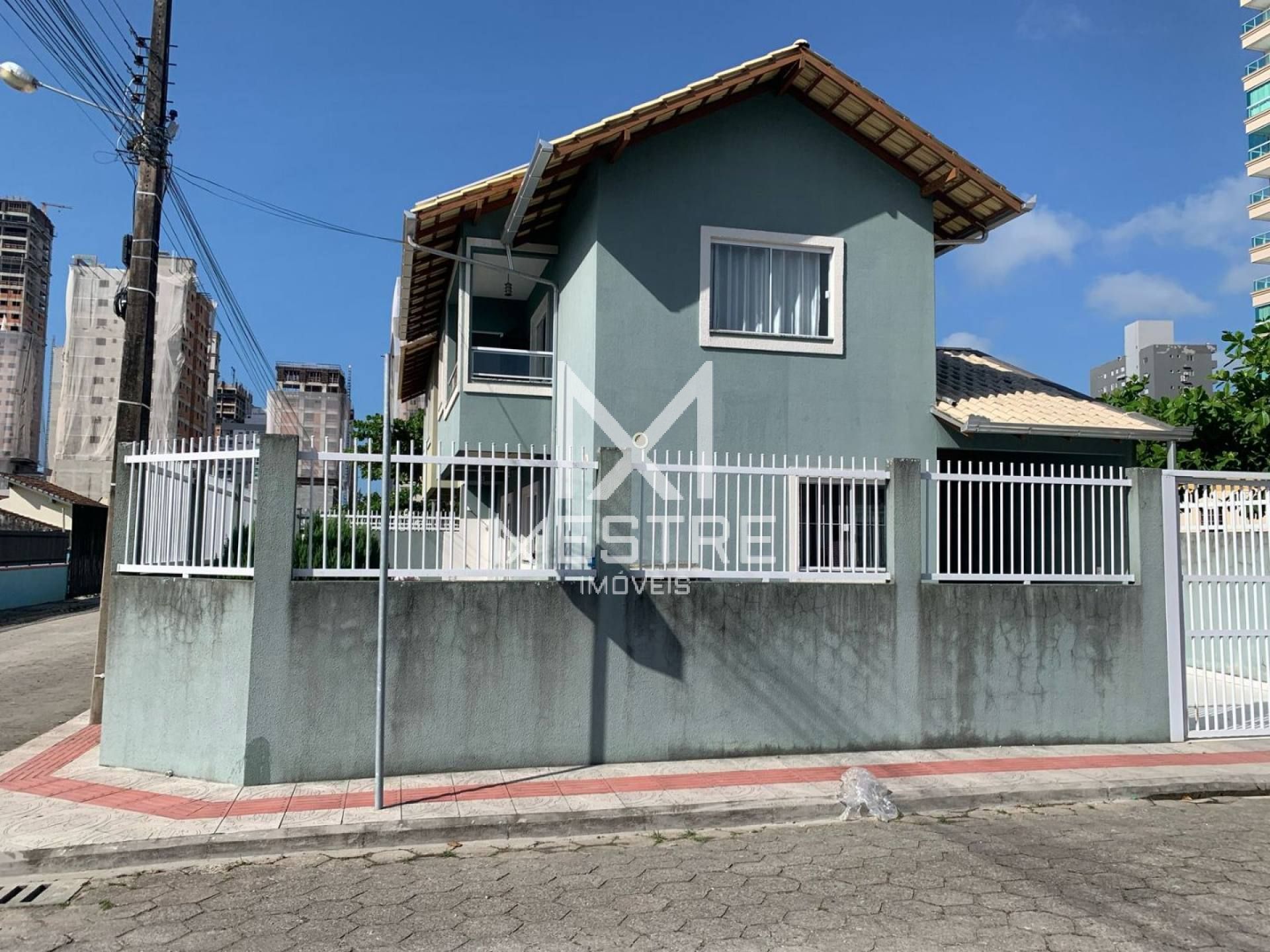 SOBRADO DE ESQUINA PRÓXIMO DA PRAIA EM BALNEARIO PEREQUÊ