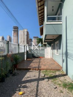 SOBRADO DE ESQUINA PRÓXIMO DA PRAIA EM BALNEARIO PEREQUÊ