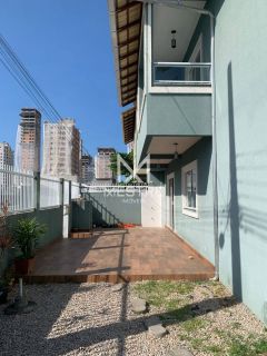 SOBRADO DE ESQUINA PRÓXIMO DA PRAIA EM BALNEARIO PEREQUÊ