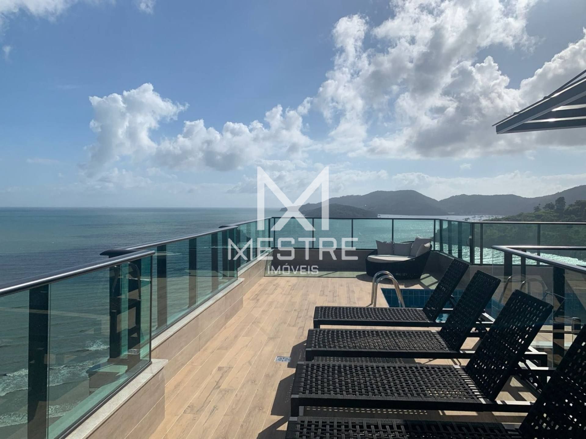 APARTAMENTO DE 3 SUÍTES, 2 VAGAS - PRONTO À 100M DO MAR!