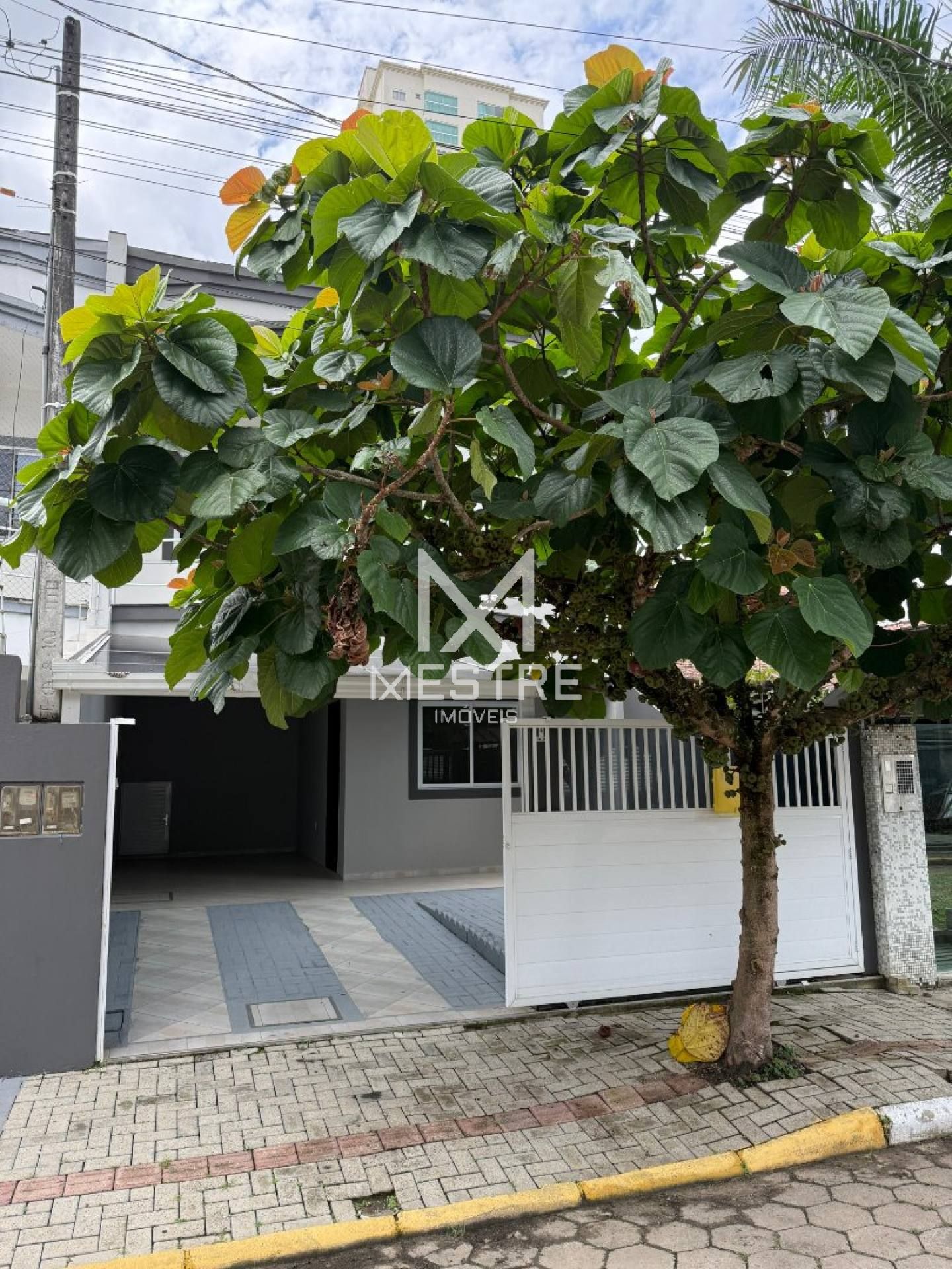 CASA À VENDA NO CORAÇÃO DA MEIA PRAIA